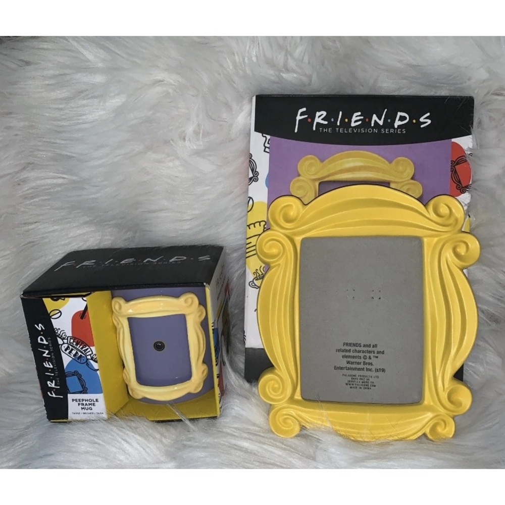 🇺🇸 🎆 FRIENDS Classic Yellow Frame Set & Mug Set NIB